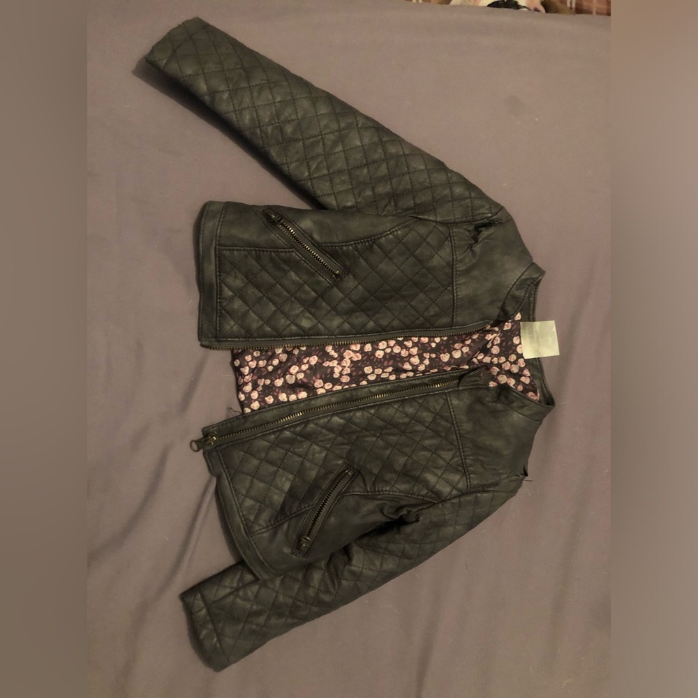 Greyish girls jacket
Size 3t
No rips or stains
Great condition
